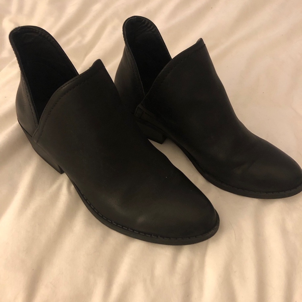 Universal thread Nora V cut ankle bootie